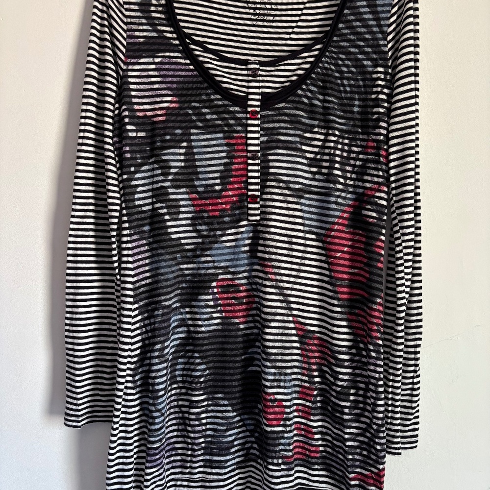 Yest long tunic top. Very light, soft, knitted fabric. Multi coloured.